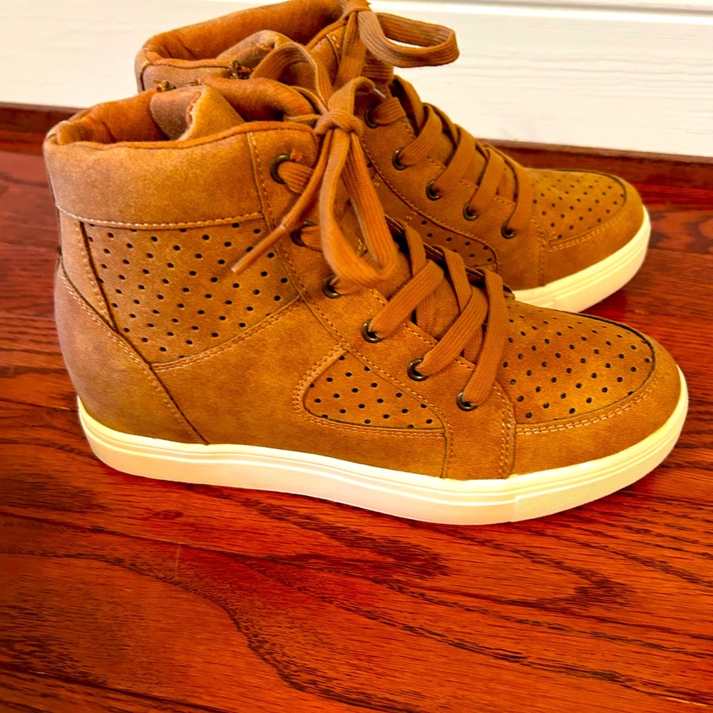 Cushionaire Women’s Suede Booties